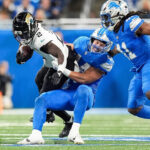 Alex Anzalone tackling a player