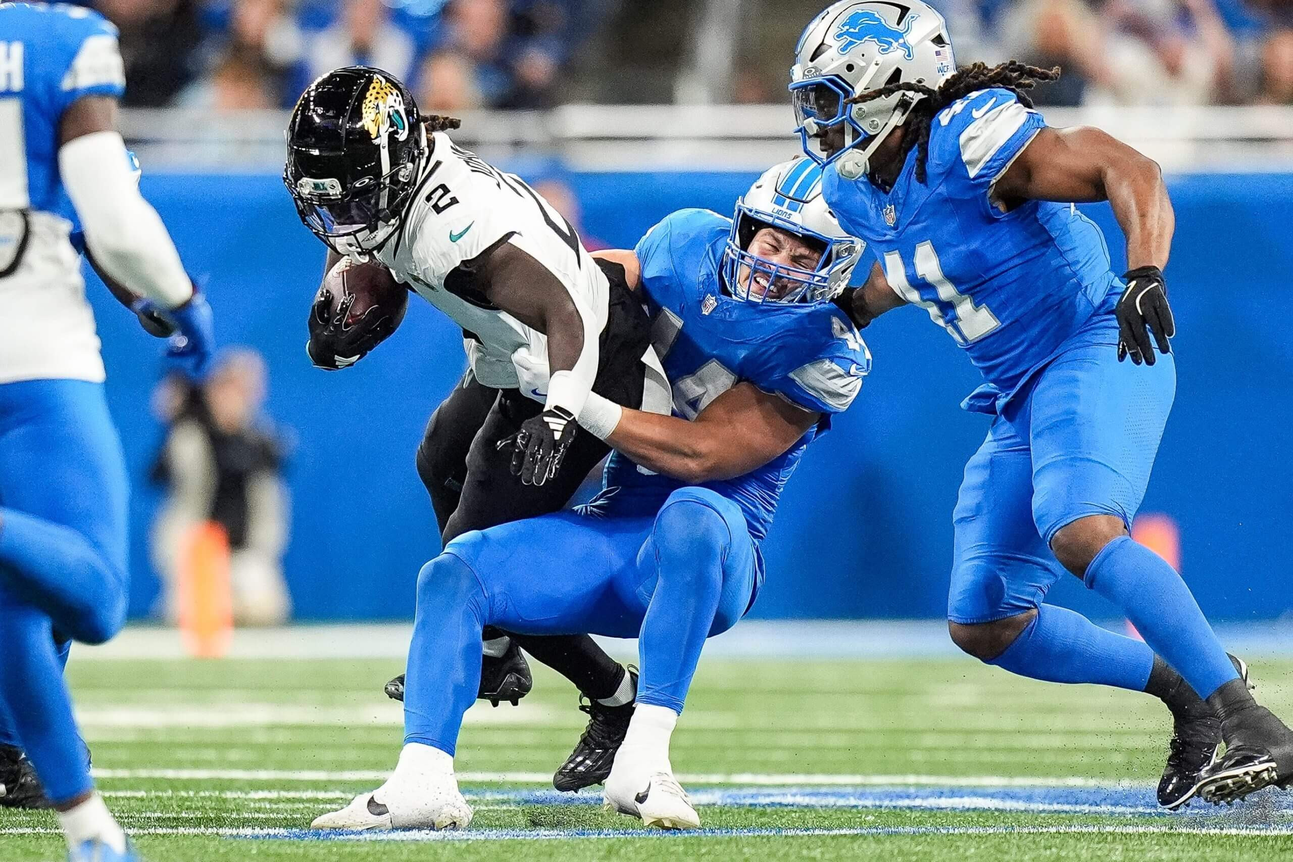 Alex Anzalone tackling a player